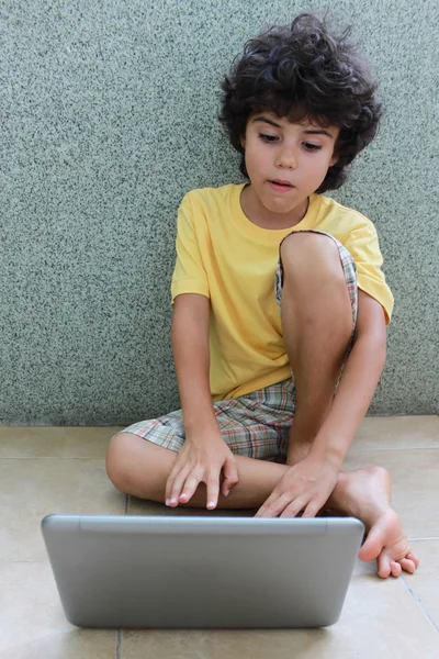 Kid met laptop — Stockfoto