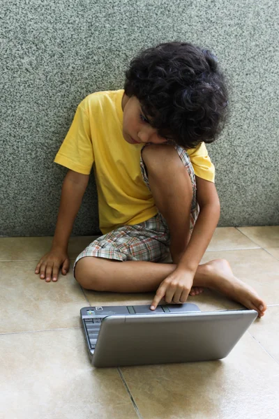 Snålt med laptop — Stockfoto