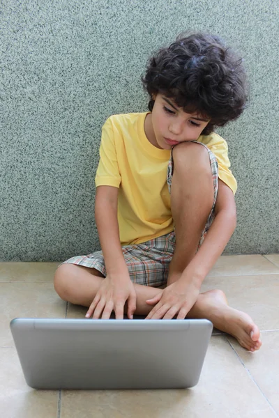 Kid met laptop — Stockfoto