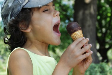 Çocuk bir dondurma ile