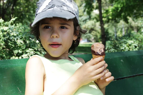 Rapaz com um gelado — Fotografia de Stock