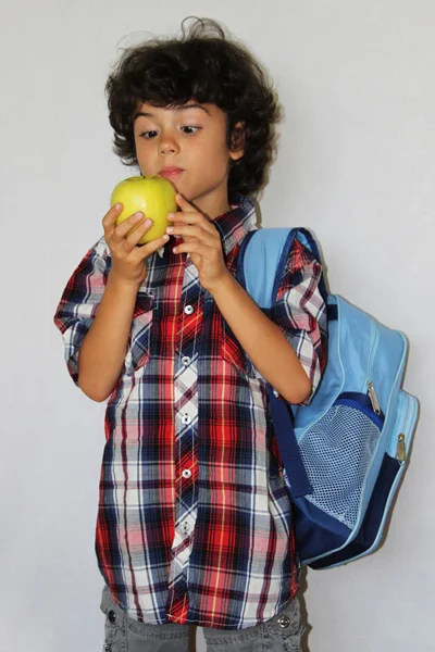 Школьник с яблоком — стоковое фото