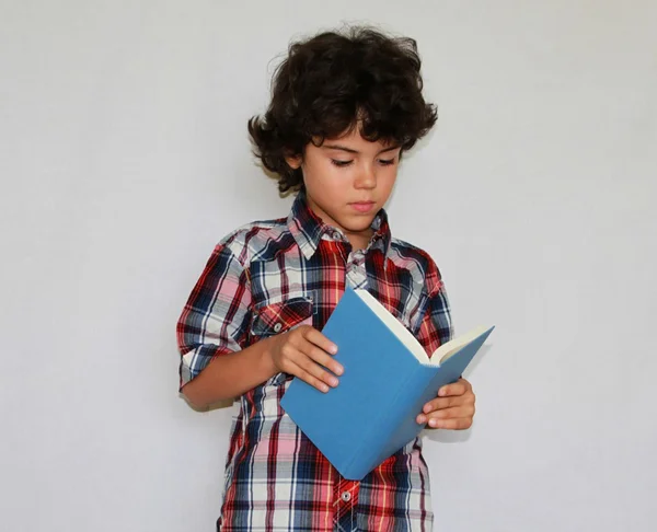 Αγόρι με το βιβλίο — Φωτογραφία Αρχείου