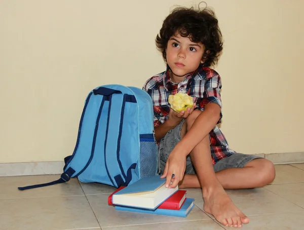 En el suelo con libros — Foto de Stock