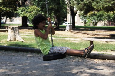 Salıncaktaki çocuk