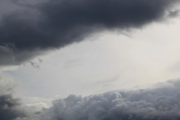 Regniga molnen — Stockfoto