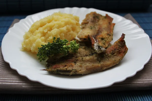 Fish and mashed potatoes — Stock Photo, Image