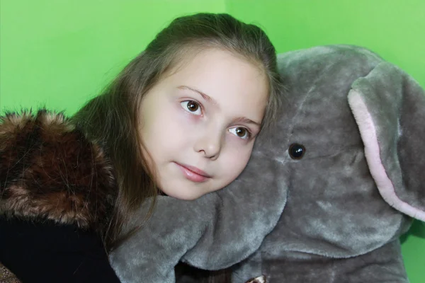 Девушка со слоновой игрушкой — стоковое фото
