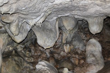 Mağarada.