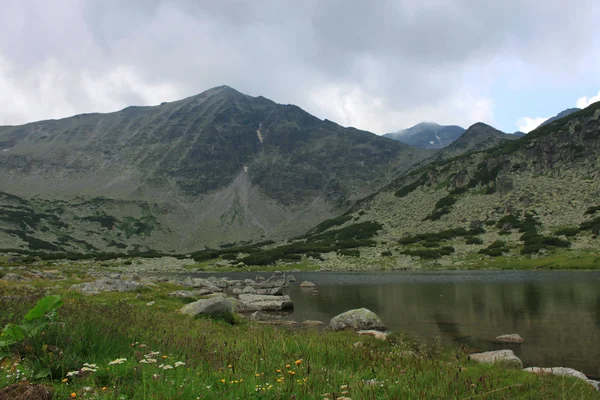 Lago de montanha alta — Fotografia de Stock