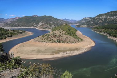 Bulgaristan 'ın Doğu Rodop Dağları' ndaki Arda Nehri 'nin muhteşem manzarası