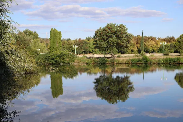 Una Imagen Lago Pintoresco Con Muchos Árboles Reflejos Hermoso Día —  Fotos de Stock