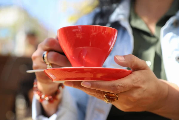 Coffeetime Koncepció Egy Piros Csésze Kávé Női Kéz Szabadtéri Lövés — Stock Fotó