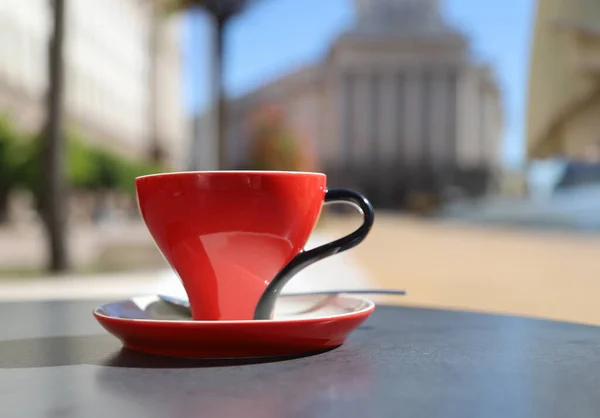 Concepto Café Con Una Taza Café Roja Frente Arquitectura Ciudad — Foto de Stock