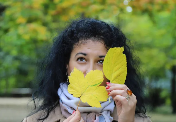 Jesienna Koncepcja Piękną Młodą Brunetką Trzymającą Żółte Liście Parku — Zdjęcie stockowe