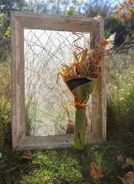 Herbstliches Konzept Mit Einem Strauß Blumen Gras Herbstblättern Und Einem — Stockfoto