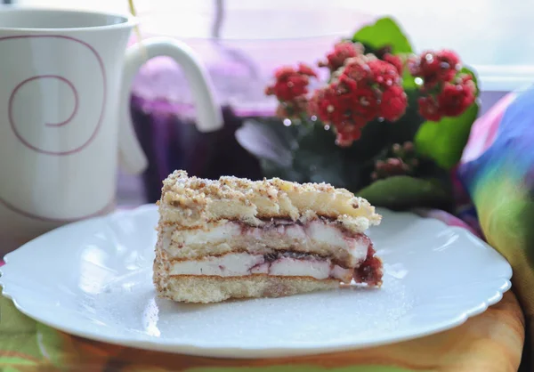 Nahaufnahme Eines Leckeren Hausgemachten Kuchenstücks Auf Einem Weißen Teller — Stockfoto