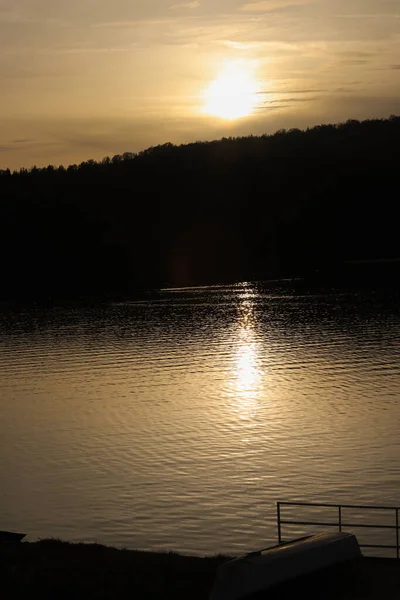 Una Romántica Puesta Sol Sobre Lago Dorado Rodeado Montañas — Foto de Stock