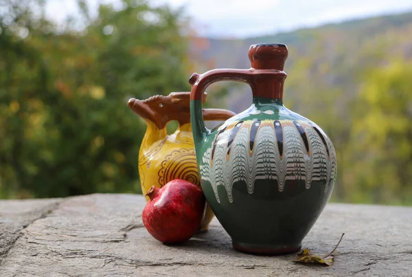Detailní Záběr Bulharského Vinobraní Keramický Džbán Zastřelen Venku Podzimní Krajině — Stock fotografie