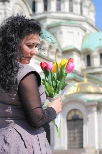 Une Belle Jeune Femme Tenant Bouquet Tulipes Colorées Devant Cathédrale — Photo