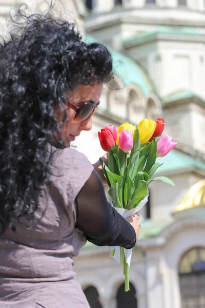 Een Mooie Jonge Vrouw Met Een Boeket Van Kleurrijke Tulpen — Stockfoto