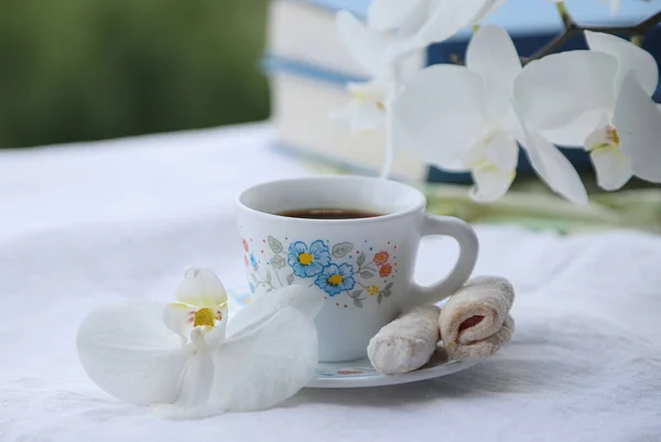 Concepto Hora Del Café Con Una Taza Café Orquídea Blanca —  Fotos de Stock