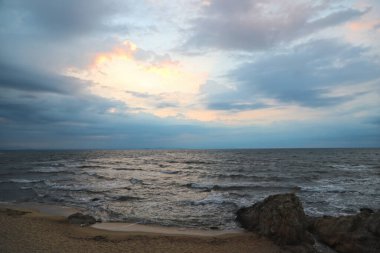 Yağmur fırtınasından önce Ege Denizi üzerinde renkli bir gün doğumu