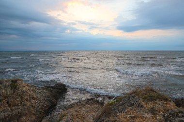 Yağmur fırtınasından önce Ege Denizi üzerinde renkli bir gün doğumu
