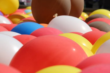 Renkli balonların bir doku veya arkaplan olarak yakın plan resmi