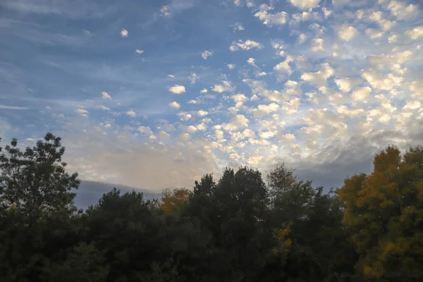 Herbststimmung Mit Flauschigen Wolken Über Einem Bunten Wald Kurz Vor — Stockfoto