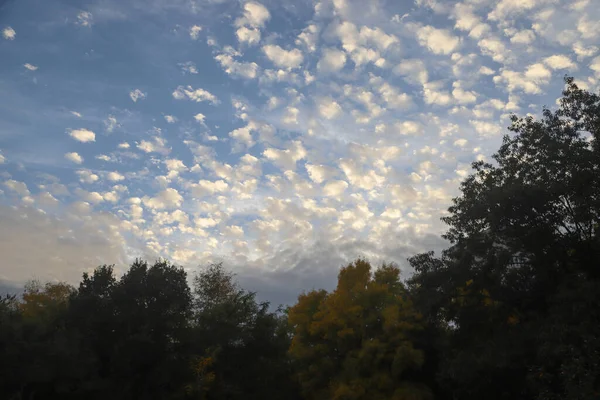 Herbststimmung Mit Flauschigen Wolken Über Einem Bunten Wald Kurz Vor — Stockfoto