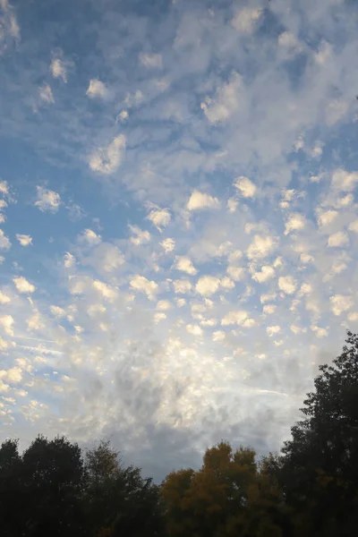 Herbststimmung Mit Flauschigen Wolken Über Einem Bunten Wald Kurz Vor — Stockfoto