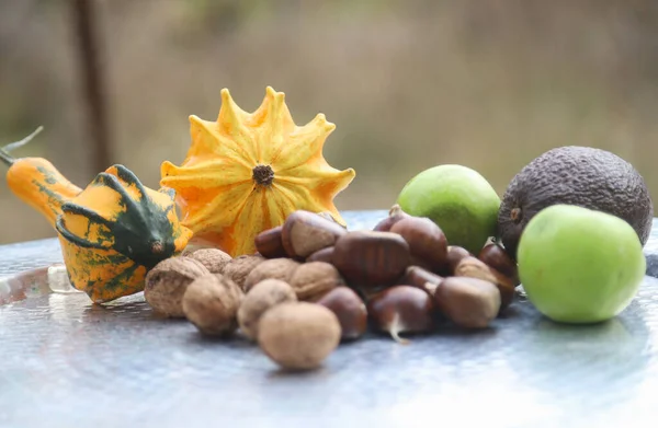 Grupo Frutas Outonais Como Abóboras Muitas Nozes Castanhas Maçãs Verdes — Fotografia de Stock