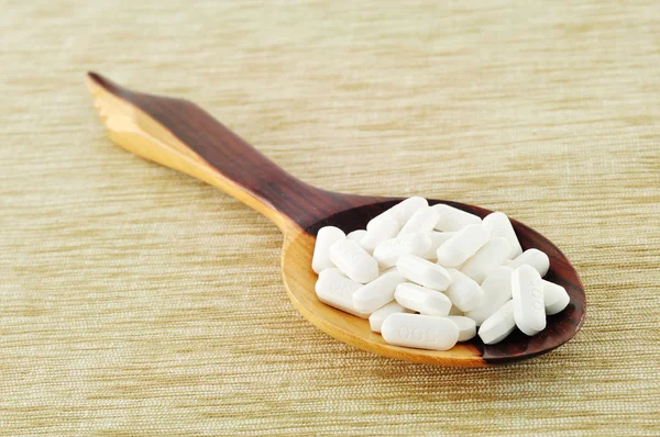A tabletták, a kanál kanál — Stock Fotó