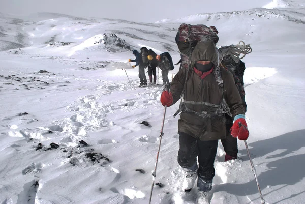 Caminata en una montaña de invierno — Foto de Stock