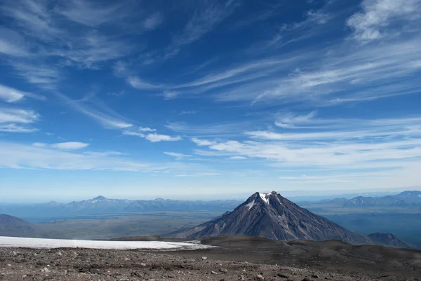 Landschap van besneeuwde berg met footpaith op peak — Stockfoto