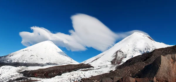 Paesaggio di montagna innevata con footpaith sulla vetta — Foto Stock