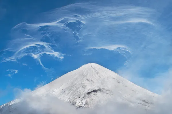 Footpaith のピークと雪に覆われた山の風景 — ストック写真