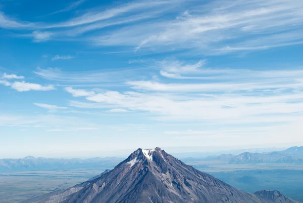 Paisagem de montanha nevada com footpaith no pico — Fotografia de Stock