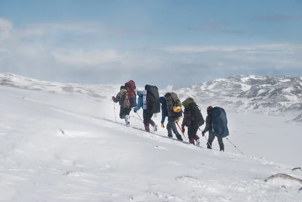 Excursionista en una montaña de invierno — Foto de Stock