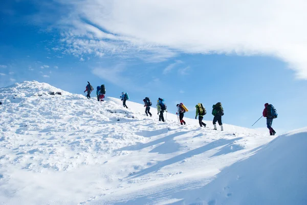 Uzun yürüyüşe çıkan kimse kış dağ Telifsiz Stok Imajlar
