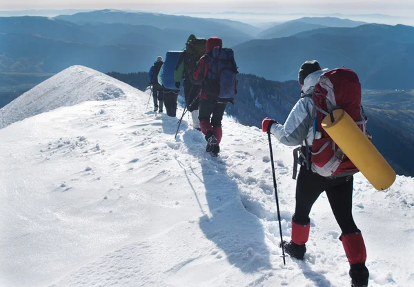 Excursionistas en las montañas nevadas — Foto de Stock
