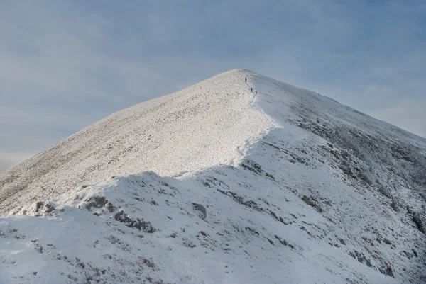 Ландшафт снежной горы с подошвой на вершине — стоковое фото