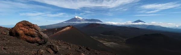 与火山的火山口景观、 山与背景上 — 图库照片