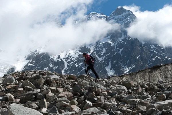 在一座山的登山者 — 图库照片