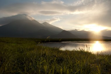 Sakin göl ve dağ akşam peyzaj