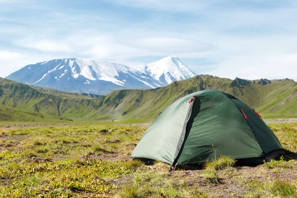 Vulkanlandschaft mit Zelt auf Kamtschatka — Stockfoto