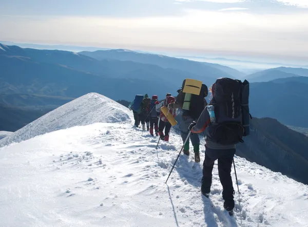 Excursionistas en una montaña de invierno — Foto de Stock