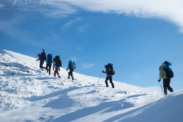 Excursionistas en una montaña de invierno — Foto de Stock