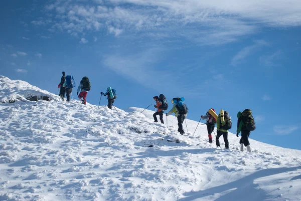 Caminhantes em uma montanha de inverno — Fotografia de Stock